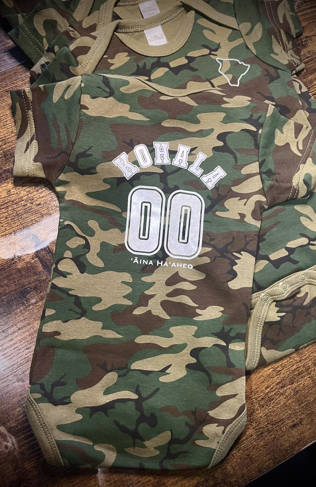 Baby Onesies - Kohala ʻĀina Haʻaheo (6 mos) Cammo