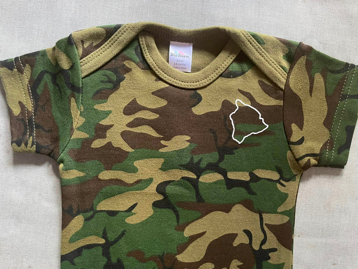 Baby Onesies - Kohala ʻĀina Haʻaheo (6 mos) Cammo